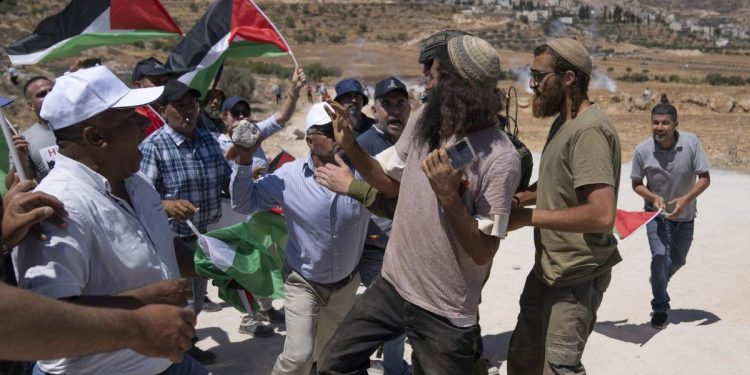 Coloni israeliani contro palestinesi