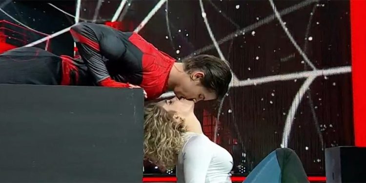 foto bacio tra Lucrezia Lando e Lorenzo Tano a Ballando con le stelle 2023