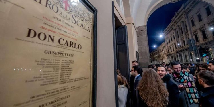 In attesa di entrare alla Scala di Milano (LaPresse)