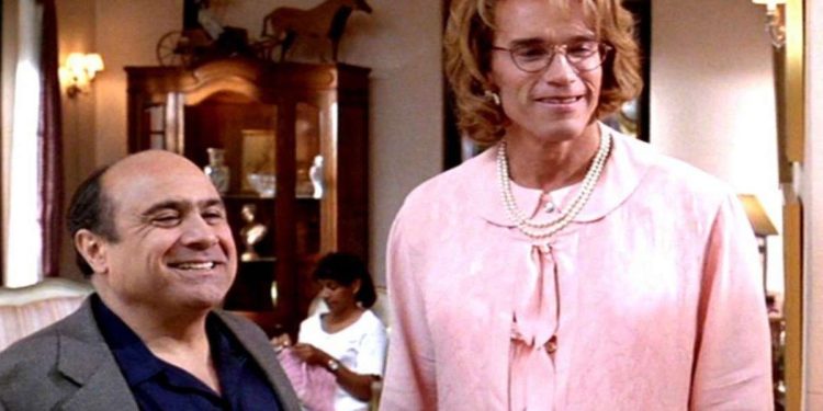 Danny DeVito e Arnold Schwarzenegger in una scena del film su Italia 1 (Foto Web)