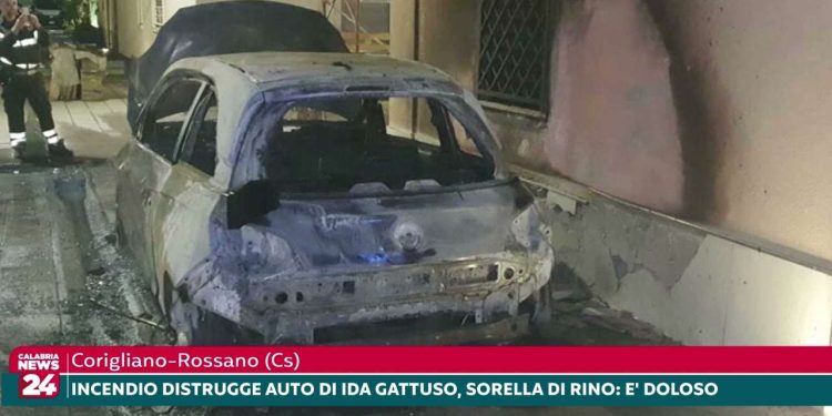 Ida Gattuso, la prima auto incendiata (Screen da Youtube Calabria News 24)