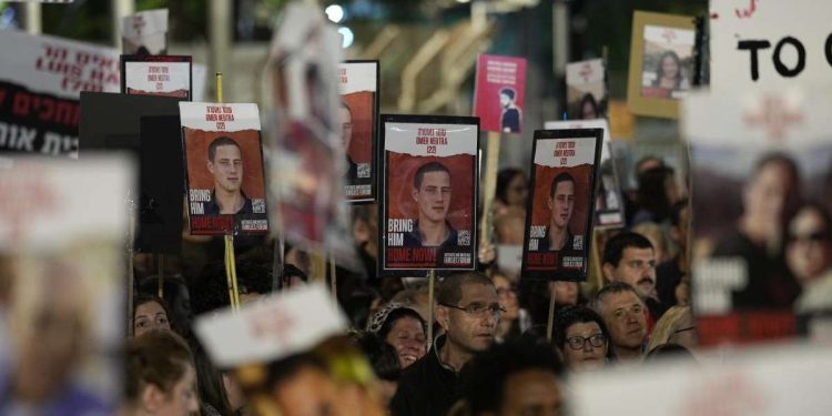 Manifestazione a Tel Aviv per chiedere al governo Netanyahu la liberazione degli ostaggi (LaPresse)