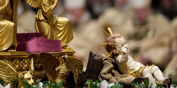 La statua di Gesù Bambino in San Pietro (LaPresse)