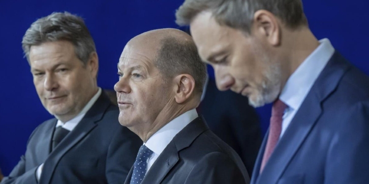 Da sin. Robert Habeck, Olaf Scholz, Christian Lindner (LaPresse)