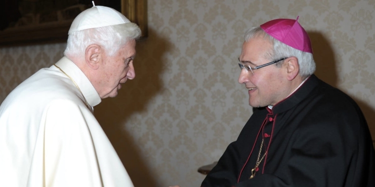 Mons. Luigi Negri (a d.) con papa Benedetto XVI (foto tufortitudomea.it)