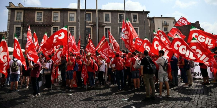 Manifestanti della Cgil (Ansa)