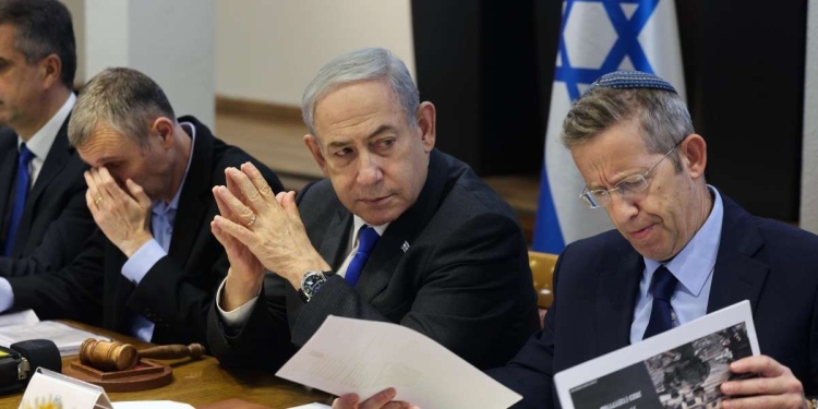 Benjamin Netanyahu, premier di Israele, mentre presiede una riunione del governo (Ansa)