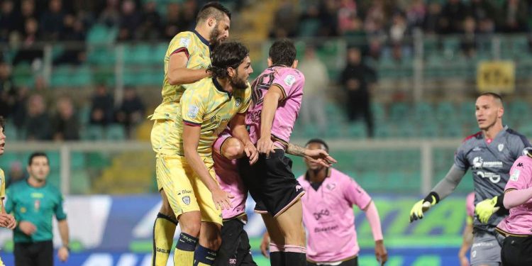 Pavoletti (Cagliari) prova a concludere di testa contro il Palermo (Foto: Ansa, 2022)