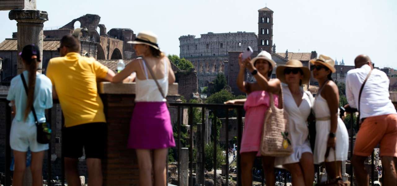 Turisti a Roma (Ansa)