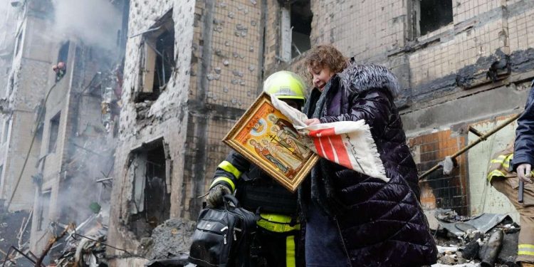 Evacuazione a Kiev (Ucraina) dopo un bombardamento russo (Ansa)