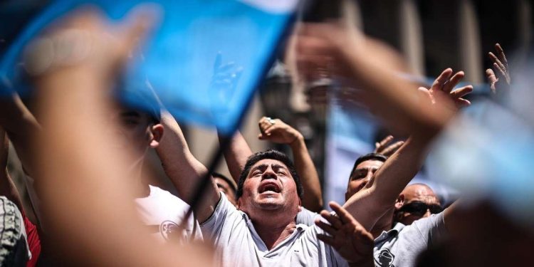 Una manifestazione contro il Governo di Milei in Argentina (Ansa)