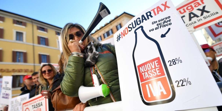 Una manifestazione contro la Sugar Tax (Ansa)