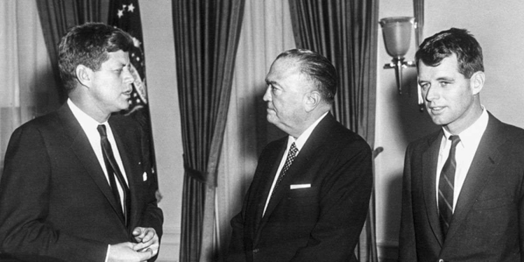 John Fitzgerald Kennedy (a sin.) con Edgar Hoover, capo dell'FBI (Ansa)