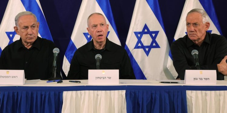 Netanyahu con Gallant e Gantz (Foto: Ansa, 2023)