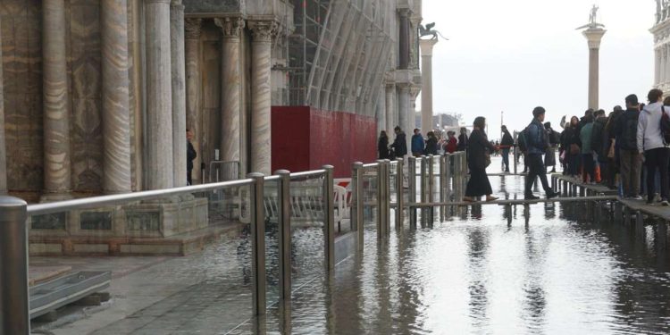 Le paratie di vetro intorno alla Basilica di San Marco (Ansa)