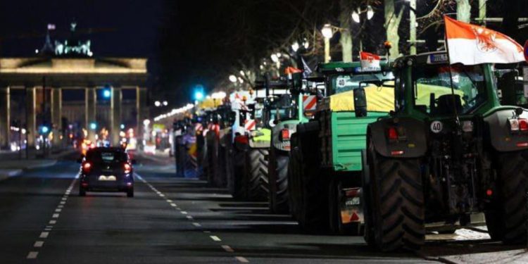 Germania: la protesta degli agricoltori davanti alle Porte di Brandeburgo (Twitter)