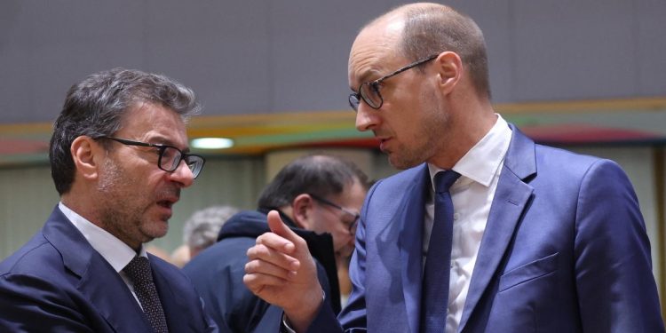 Giancarlo Giorgetti con il ministro belga dell'Economia Minister Vincent Van Peteghem (Foto: Ansa, 2023)