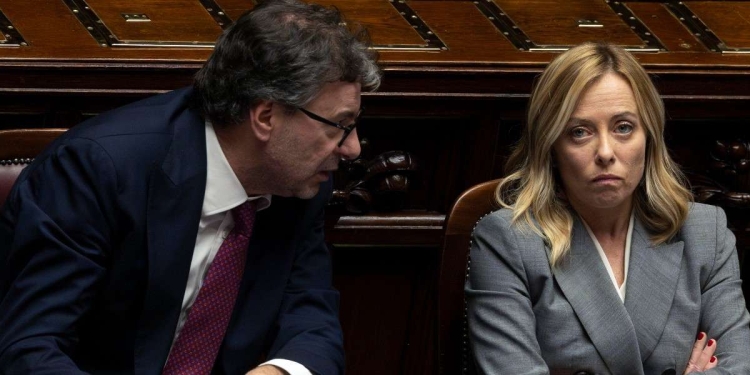 Giancarlo Giorgetti e Giorgia Meloni alla Camera (Ansa)