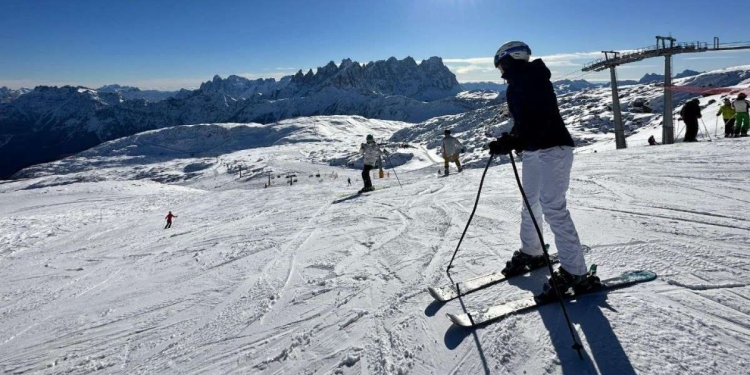 Sciatori sulle piste di Falcade, sulle Dolomiti bellunesi (Ansa)