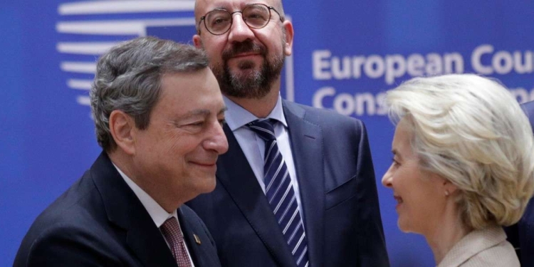 Mario Draghi con Ursula von der Leyen (Ansa)