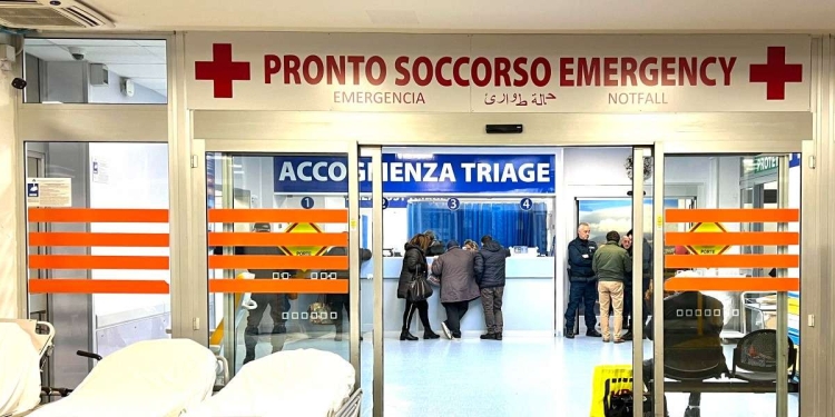 L'ingresso del Pronto Soccorso dell'Ospedale Cardarelli di Napoli (Ansa)