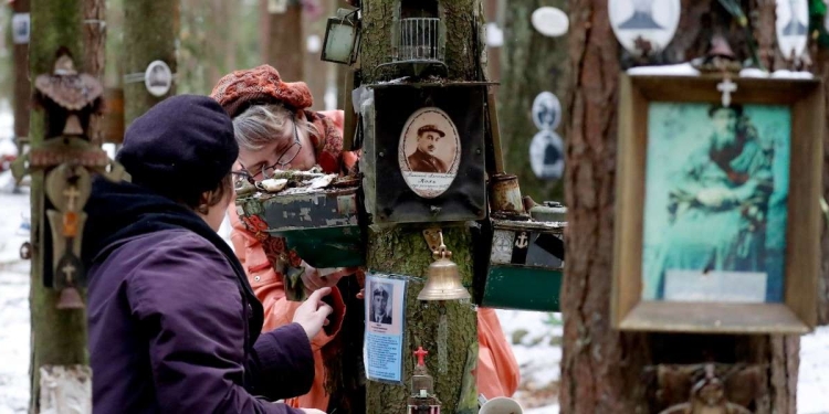 Commemorazione delle vittime del "Grande terrore" staliniano nella foresta di Levashovo (Ansa)