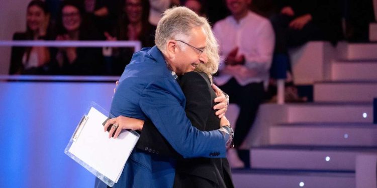 Paolo Bonolis e Maria De Filippi a C’è posta per te (foto Ufficio Stampa)