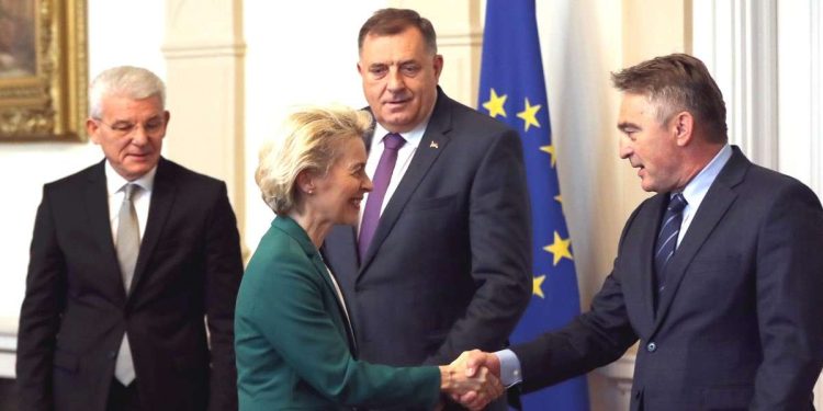 Ursula von der Leyen nel 2022 con i tre presidenti della Bosnia Erzegovina: da sin. Sefik Dzaferovic, Milorad Dodik, Zeljko Komsic (Ansa)