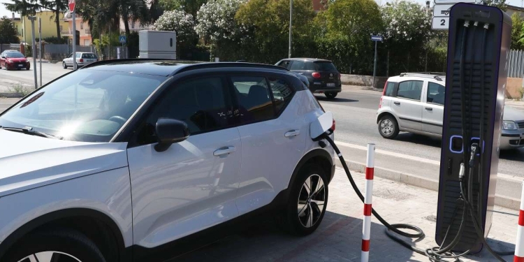 Un'auto elettrica in fase di ricarica (Ansa)