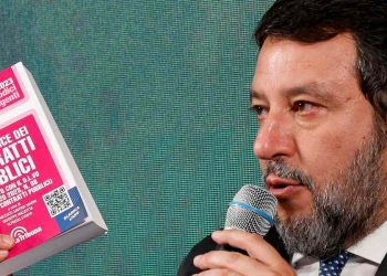 Il ministro delle infrastrutture e dei trasporti, Matteo Salvini mostra il Nuovo Codice dei Contratti Pubblici (Foto: Ansa, 2023)