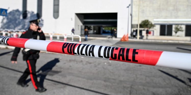 Carabinieri sul luogo dell'omicidio del 14enne nel parcheggio della fermata della metro C Pantano a Monte Compatri (Foto: Ansa, 2024)