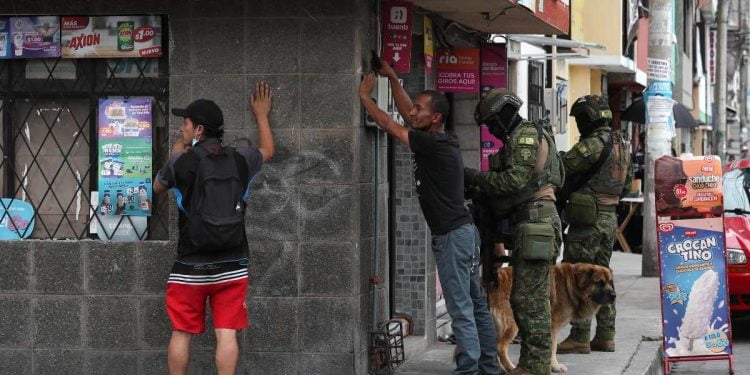 L'esercito in azione a Quito, capitale dell'Ecuador (Ansa)