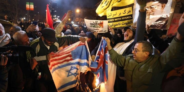 Protesta anti-Usa e Uk a Teheran, Iran (Ansa)