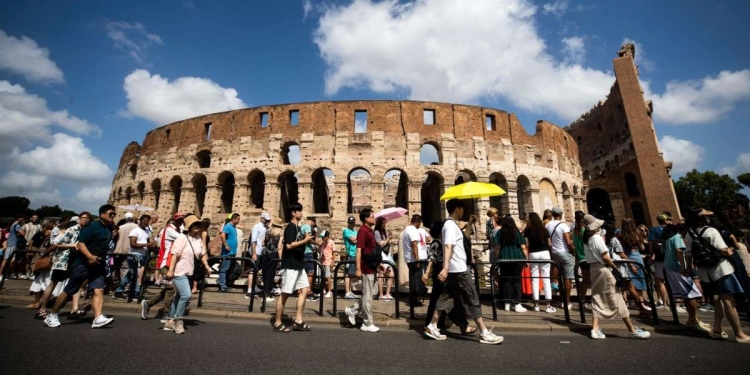 Turisti a Roma (Ansa)