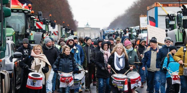 La protesta degli agricoltori davanti alla porta di Brandeburgo (Ansa)