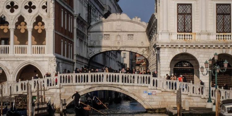 Venezia, sullo sfondo il ponte dei sospiri (Ansa)