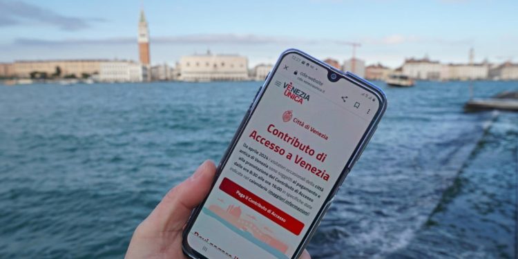 Il ticket d'ingresso per Venezia (Ansa)