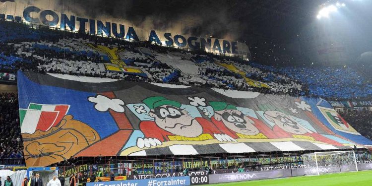 Lo sfottò della Curva Nord dell'Inter alla Juventus (Foto: Ansa, 2015)