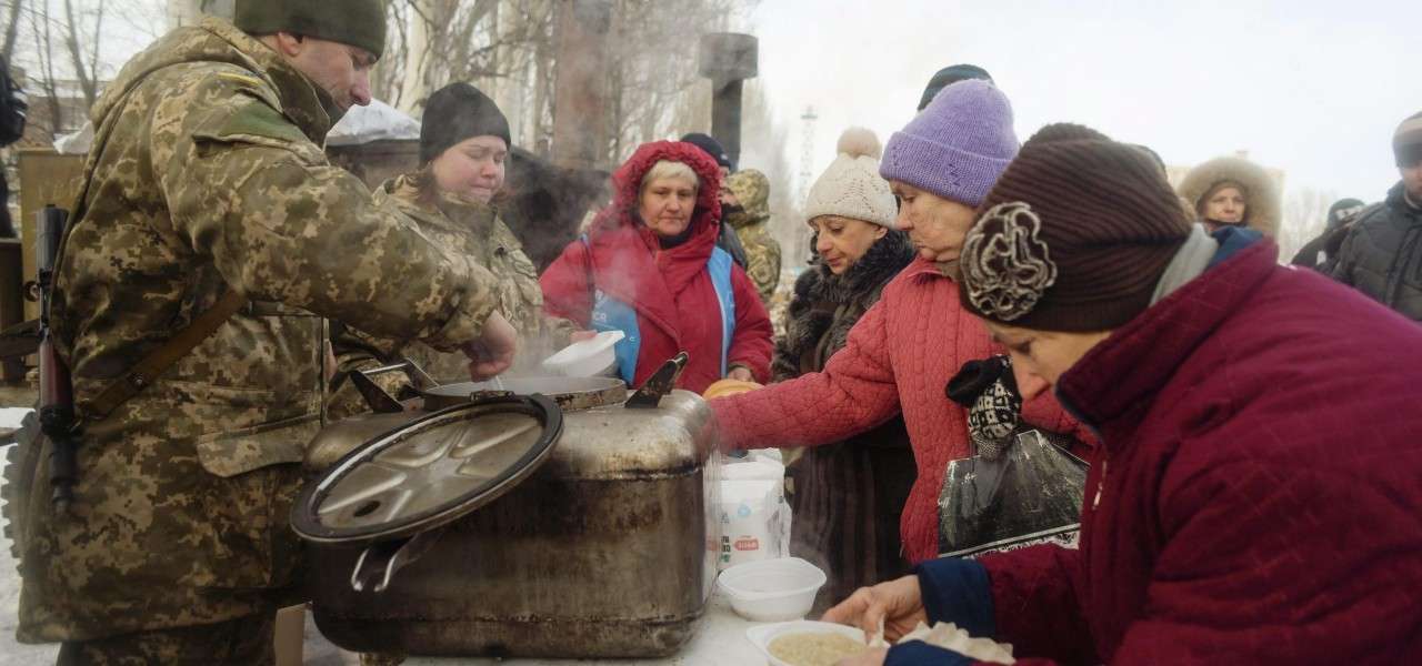 Distribuzione di aiuti ai civili di Avdiivka, nel Donetsk (Ansa)