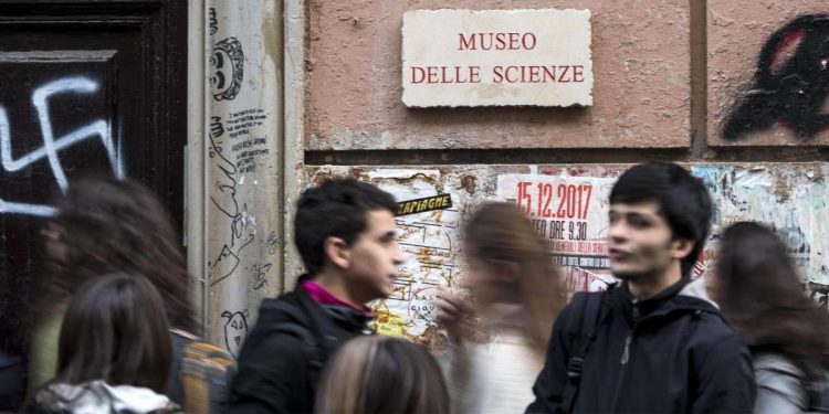 Davanti al Liceo Tasso di Roma (Ansa)