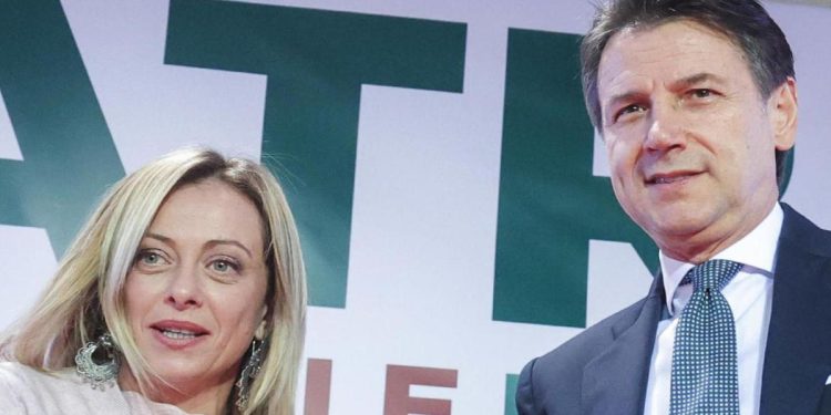 Il leader del M5S, Giuseppe Conte, con Giorgia Meloni ad "Atreju" (Foto: Ansa, 2021)