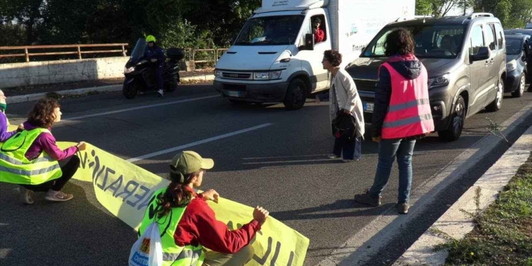 Un blocco stradale di Ultima Generazione, screen dal canale Youtube di Repubblica