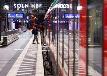 Un treno alla stazione di Colonia (Ansa)