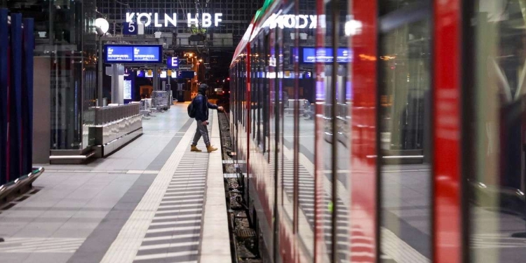 Un treno alla stazione di Colonia (Ansa)