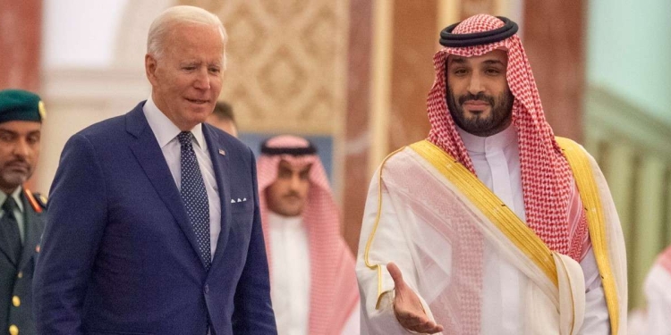 Il presidente americano Joe Biden con il principe ereditario saudita M. bin Salman a Jedda nel luglio 2022 (Ansa)