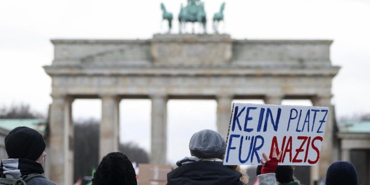 Cartello "Nessun posto per i nazisti" durante una manifestazione contro AfD (Foto: Ansa, 2024)