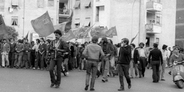 Militanti di Lotta Continua, Avanguardia Operaia, PDUP e Movimento lavoratori in corteo alla periferia di Roma nel 1977 (Ansa) ARCHIVIO/74334