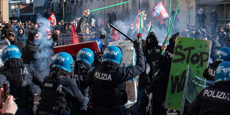 Scontri tra attivisti centri sociali e forze dell'ordine a Vicenza (Foto: Ansa, 2024)