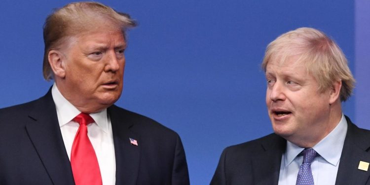 Donald Trump e Boris Johnson ad un summit Nato (Foto: Ansa, 2019)