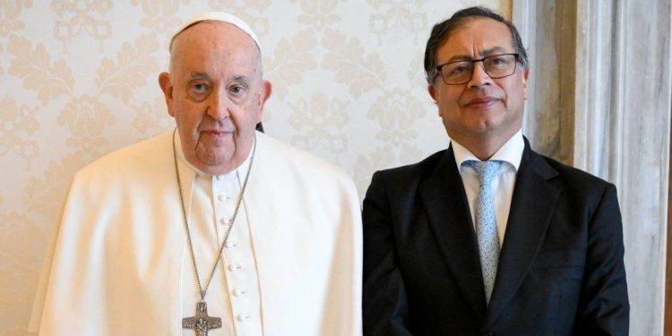 Papa Francesco e il presidente della Colombia Gustavo Petro (Twitter)